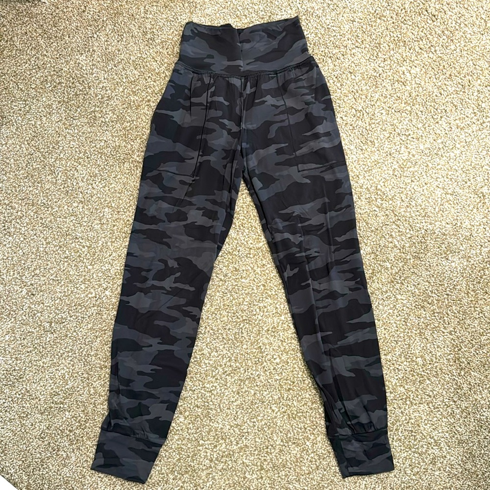 Athleta salutation camo jogger